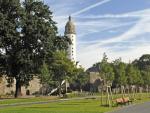 Foto mit Blick vom Main auf das Schlo&szlig; in H&ouml;chst, &copy; Stadtplanungsamt Stadt Frankfurt am Main