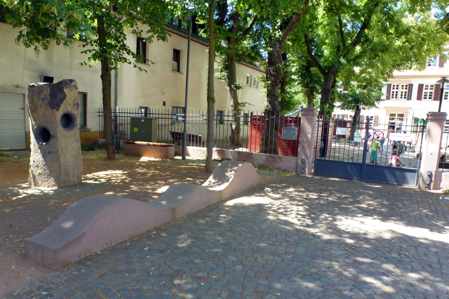 Humming stone and undulating bench, © Stadtplanungsamt Stadt Frankfurt am Main