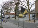 Nach der Umgestaltung – Raiffeisenstraße, Blick in Richtung Kirchenvorplatz mit Glockenturm ohne Pergola © Stadtplanungsamt Frankfurt am Main 