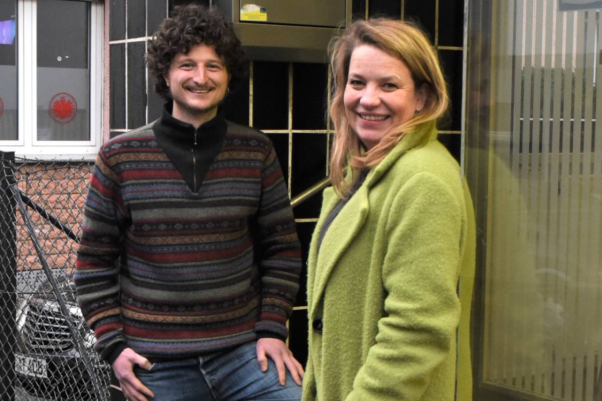 Das Team des Quartiersmanagements vor dem Stadtteilbüro, von links nach rechts: Raoul Fessler und Gwendolin Schwab, © Stadtberatung Dr. Sven Fries