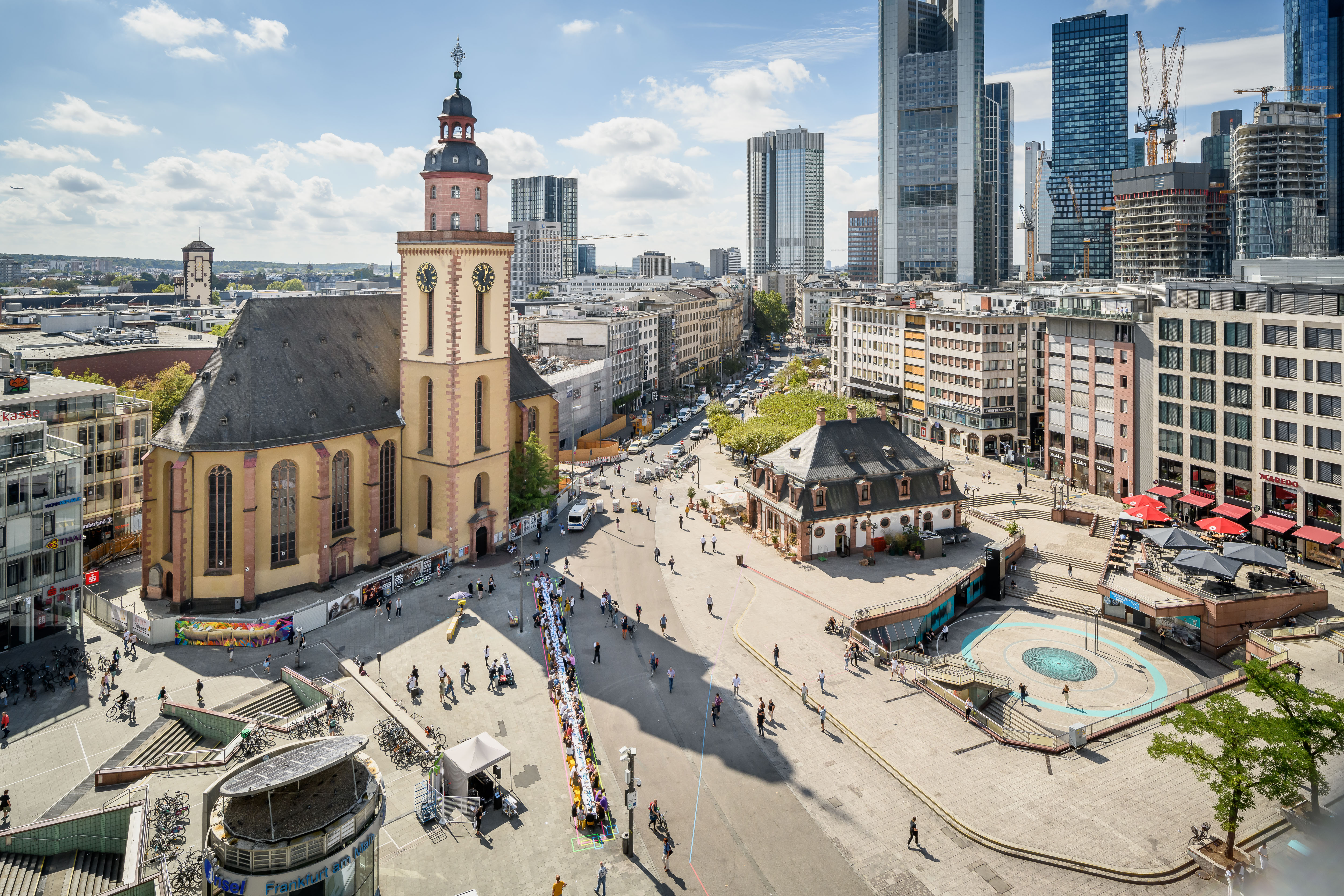 DAM-Reallabor Wohnzimmer Hauptwache: Lange Tafel zur Eröffnung © Moritz Bernoully