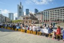 DAM-Reallabor Wohnzimmer Hauptwache: Lange Tafel zur Eröffnung © Moritz Bernoully