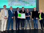 Tim Kohne von Cityförster und Johannes Böttger von urbanegestalt erhalten die Anerkennung gemeinsam mit den Vertretern der Stadt Frankfurt Prof. Dr. Marcus Gwechenberger, Dezernent für Planen und Wohnen und Martin Hunscher, Amtsleiter des Stadtplanungsamtes sowie Brigitte Holz, Präsidentin Architekten- und Stadtplanerkammer Hessen, Dr. Martin Worms, Finanzstaatssekretär und Prof. Dr. Ferdinand Ludwig, TU München © Stadtplanungsamt Frankfurt am Main