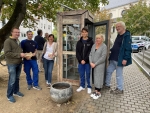 Einweihung Tauschschrank Nied - von links nach rechts: Tobias Fechler, Beirat Sozialer Zusammenhalt Nied; Tim Hoferichter, Auszubildener FES; Marja Glage, Quartiersmanagerin Sozialer Zusammenhalt Nied; Emre Kir, Auszubildener FES; Martina Zitnik, Personalreferentin FES; Ralf Alpensoeder, Pastoralreferent Pfarrheim St. Markus; © Foto: Maik Reuß