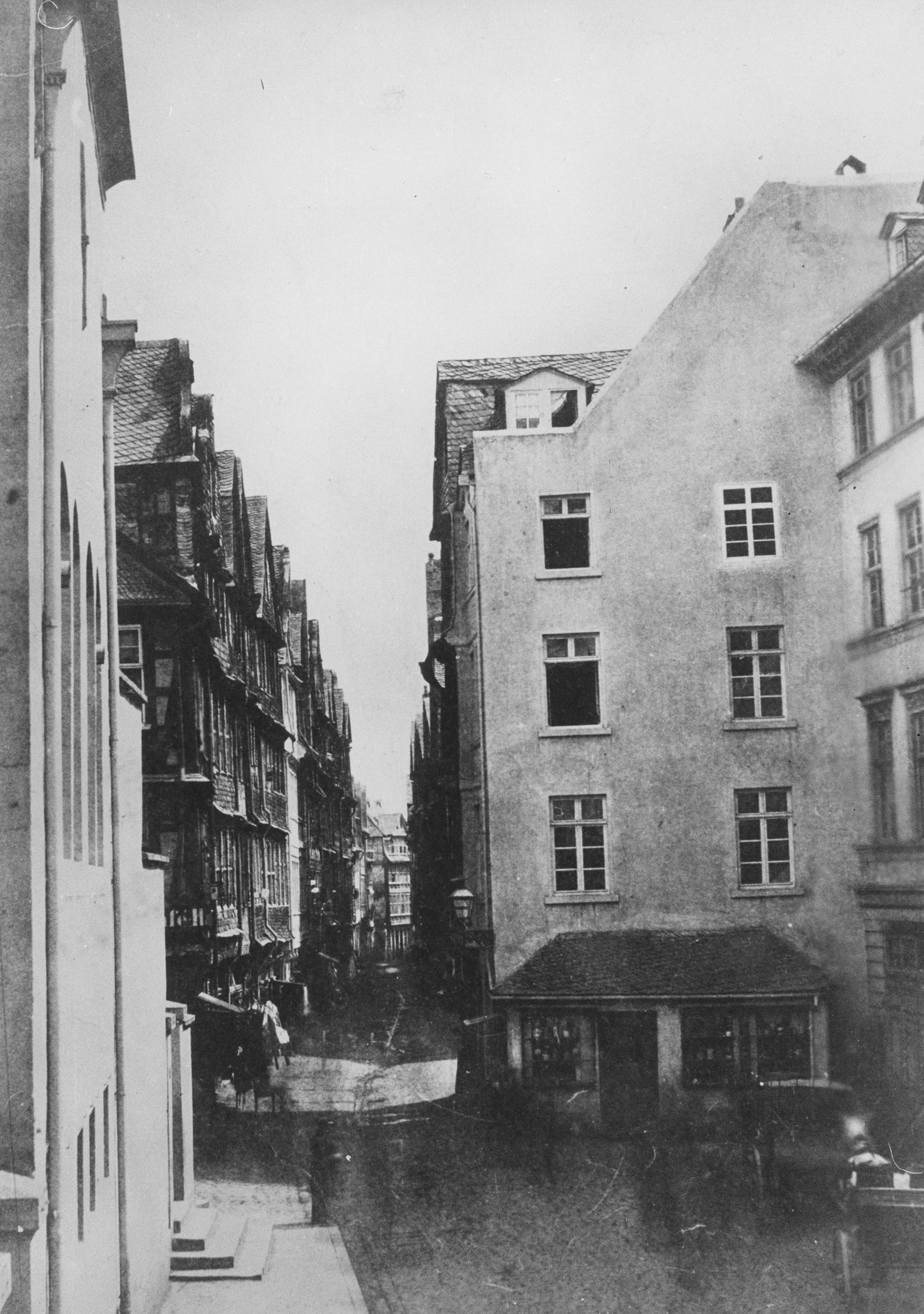 Blick in die südliche Judengasse mit alter Synagoge vor deren Niederlegung 1855  © Institut für Stadtgeschichte