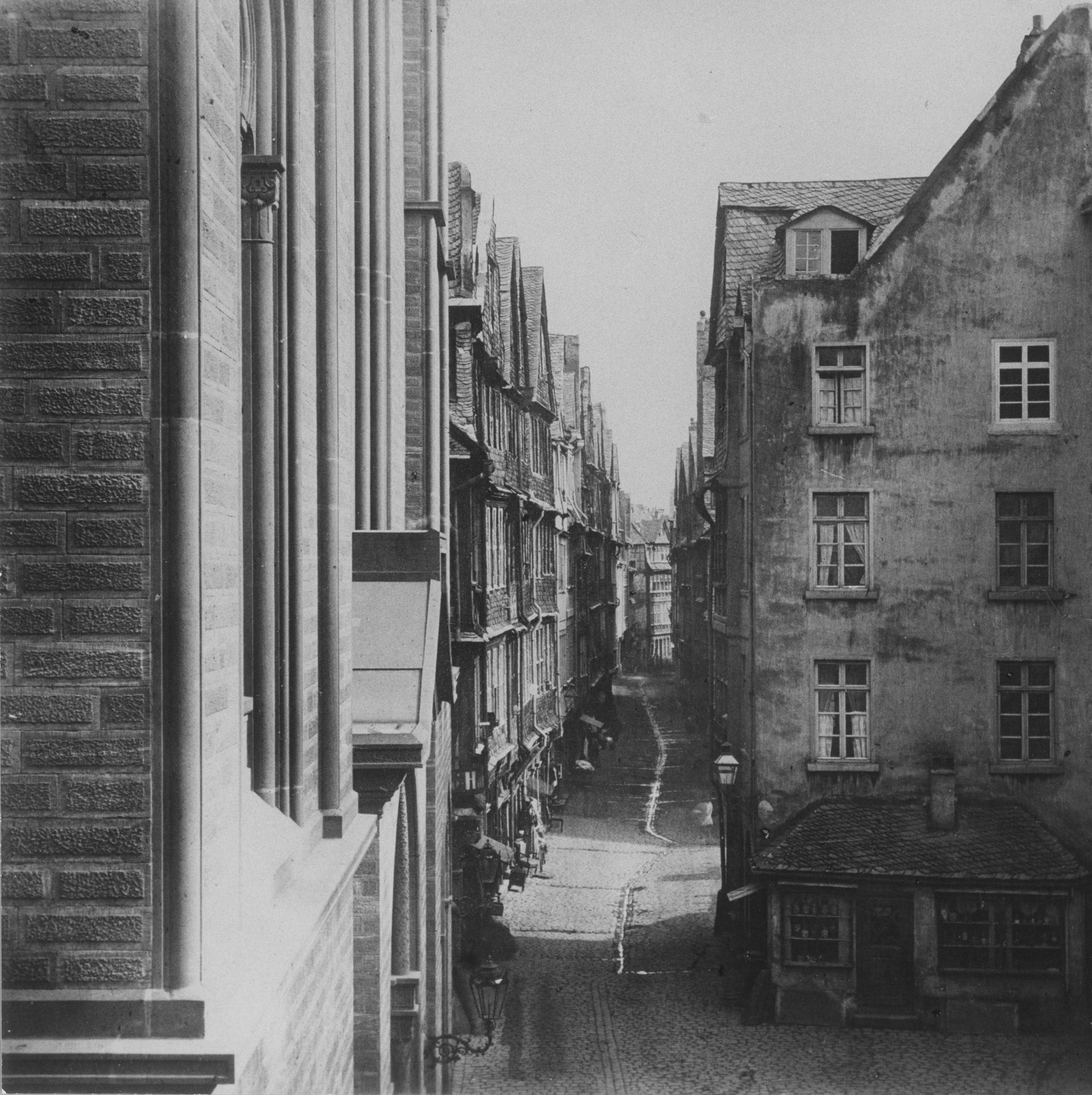 Blick in die südliche Judengasse sowie auf die neue Hauptsynagoge 1865 © Institut für Stadtgeschichte 