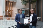 &Uuml;bergabe des F&ouml;rderzusage Modernisierungsbonus; Dezernent f&uuml;r Planen und Wohnen Marcus Gwechenberger (links) und Vorstandsvorsitzender der Volks-Bau- und Sparverein eG Ulrich Tokarski (rechts); &copy; Stadtplanungsamt Frankfurt am Main