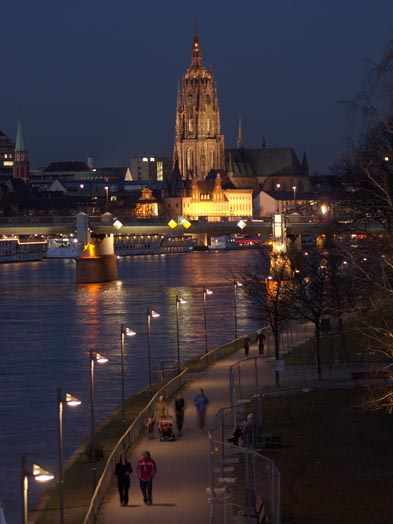 Fertiggestellte Uferwegbeleuchtung, © Stadtplanungsamt Stadt Frankfurt am Main 