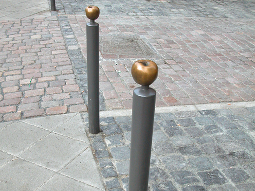 Photo: Redesigned entrance to the quarter with apple bollard and relief stone, © Stadtplanungsamt Stadt Frankfurt am Main 
