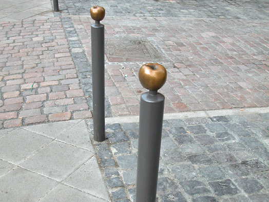 Foto der neu gestalteter Quartierseingang mit Apfelpoller und Reliefplatte, © Stadtplanungsamt Stadt Frankfurt am Main 